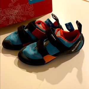 Womens New Scarpa Force V climbing shoe